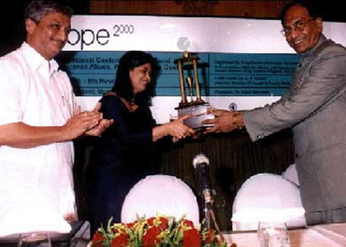 Niti Khosla receives 'Campaigner of the Year Award' at Hope 2000 from Honourable Health Minister of India, Dr. C.P. Thakur.